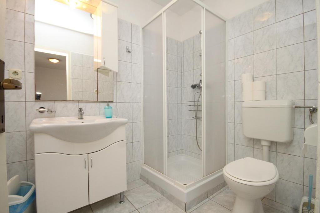 Kúpeľňa v ubytovaní Apartment Tkon 8377a