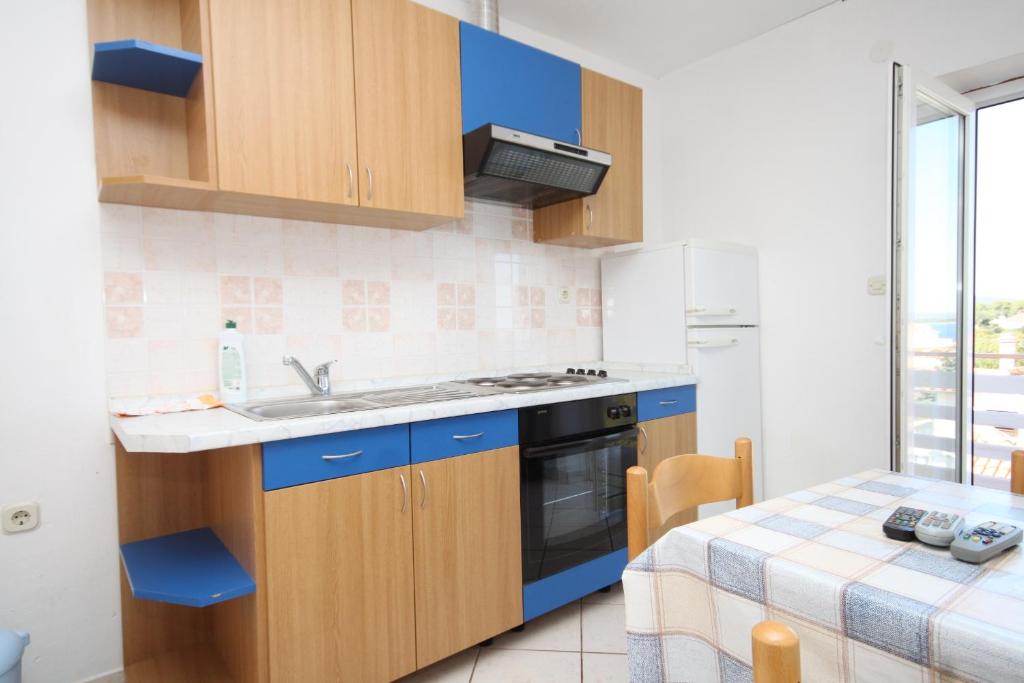 Kuchyňa alebo kuchynka v ubytovaní Apartment Tkon 8377a