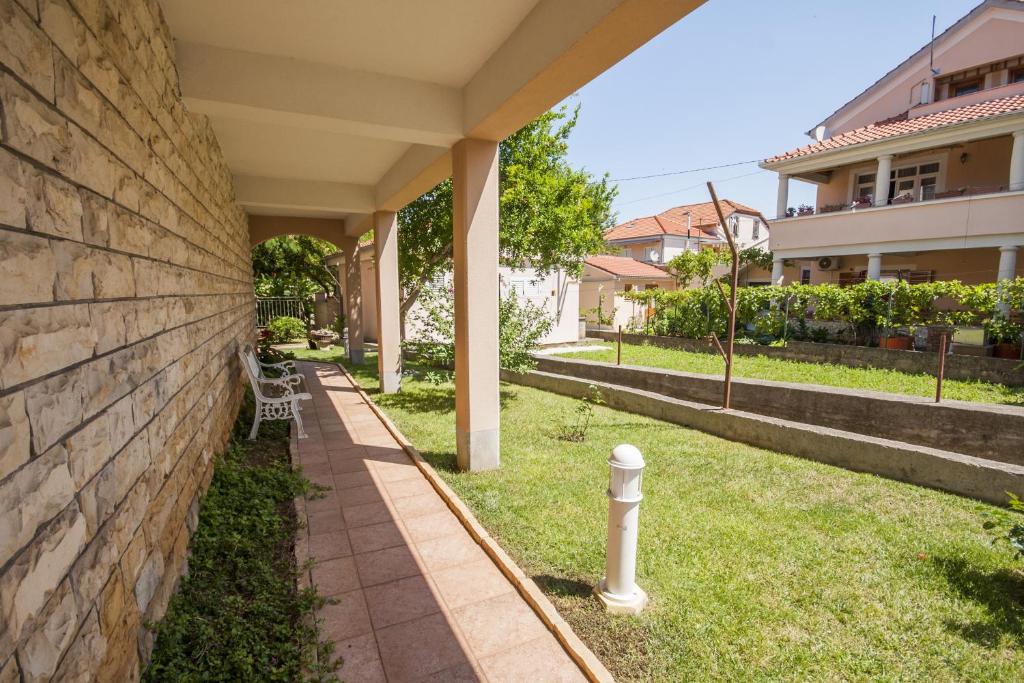 Vonkajšia záhrada v ubytovaní Apartments by the sea Kukljica, Ugljan - 8253