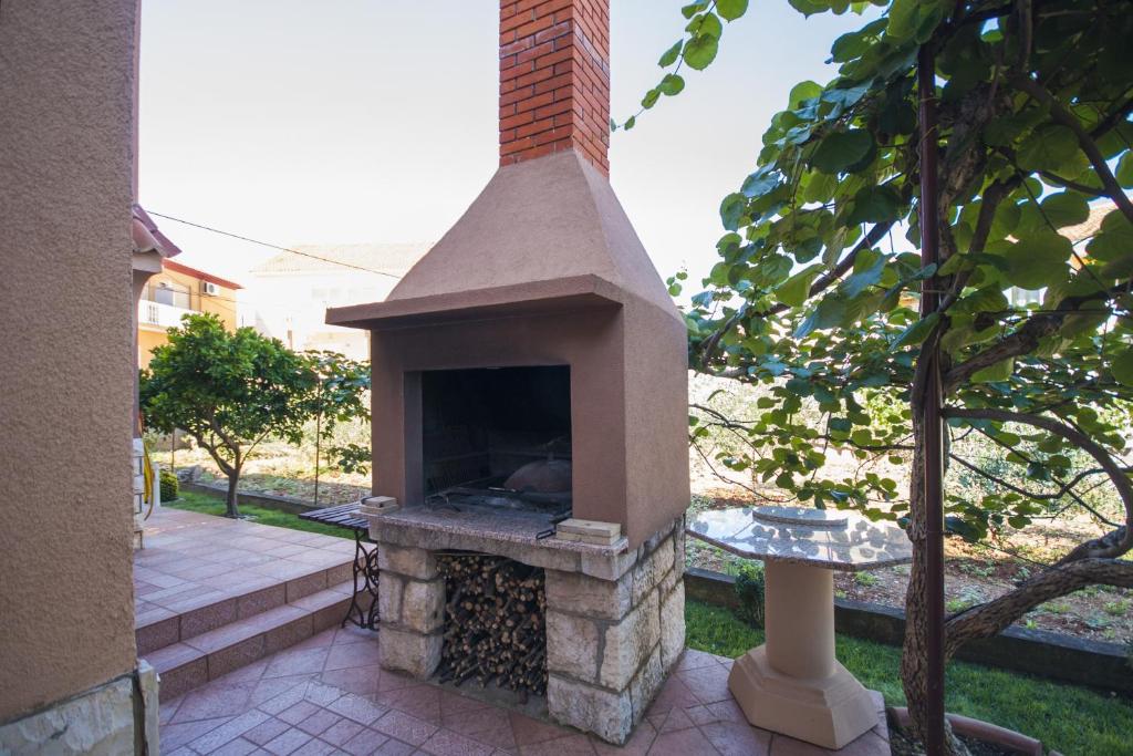 Vonkajšia záhrada v ubytovaní Apartment Kukljica 8253d