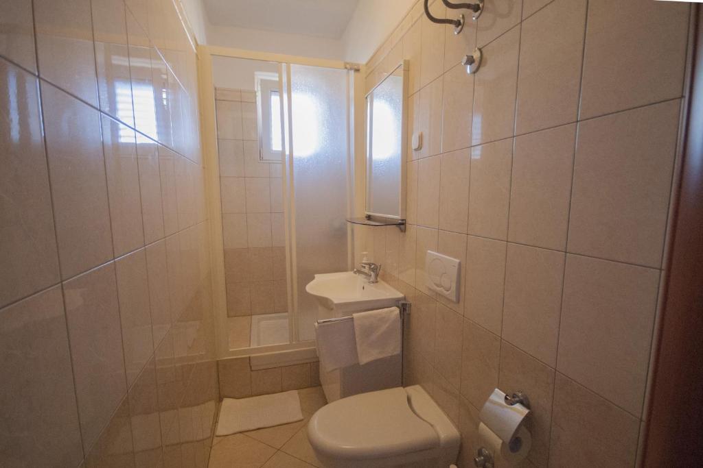 Kúpeľňa v ubytovaní Apartments by the sea Kukljica, Ugljan - 8253