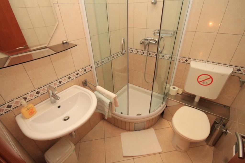 Kúpeľňa v ubytovaní Apartments by the sea Kukljica, Ugljan - 8253