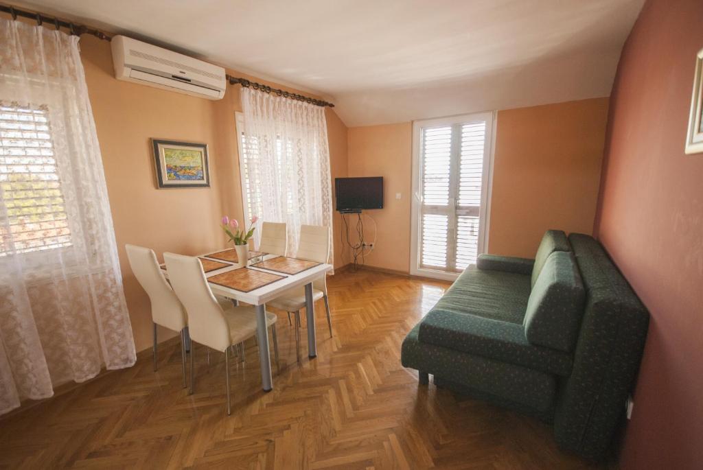 Televízia a/alebo spoločenská miestnosť v ubytovaní Apartments by the sea Kukljica, Ugljan - 8253