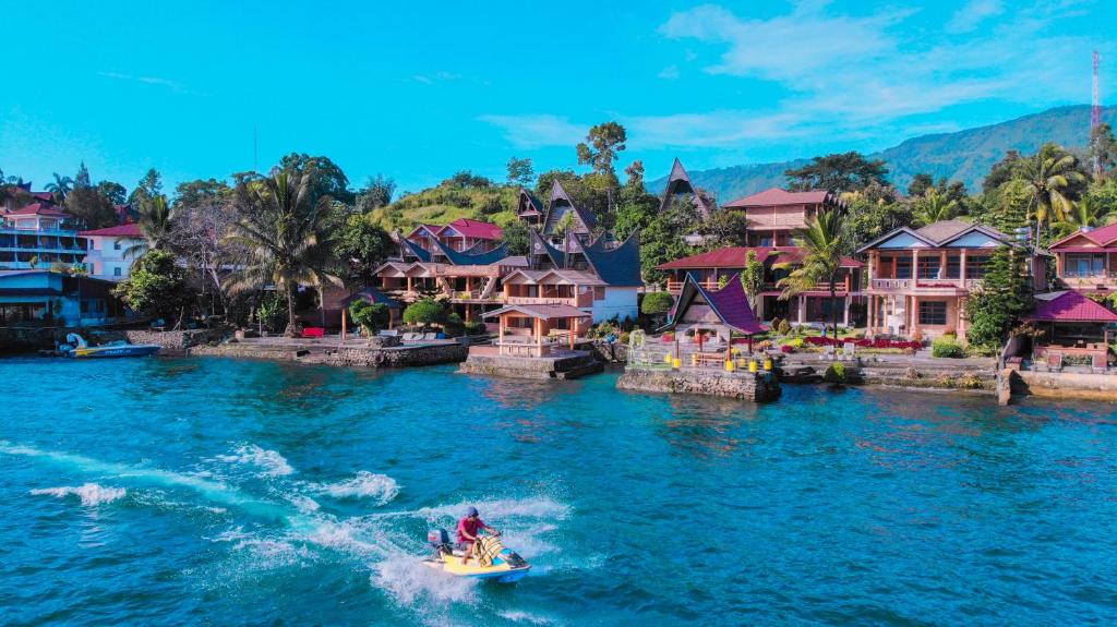 a group of people on a boat in the water at Lekjon Cottage in Tuktuk Siadong