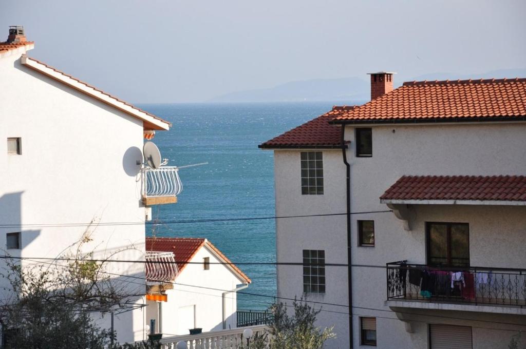 Fotografia z galérie ubytovania Apartments by the sea Duce, Omis - 8633 v Omise