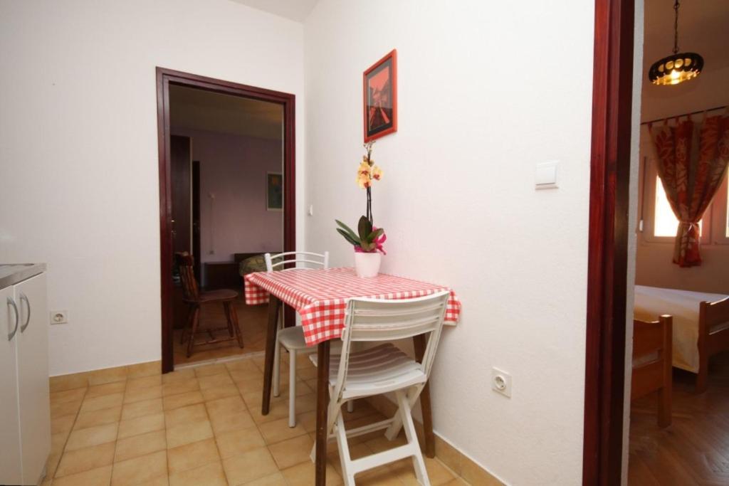 Fotografia z galérie ubytovania Apartments by the sea Duce, Omis - 8633 v Omise