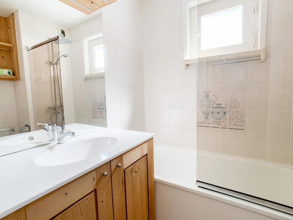 Kúpeľňa v ubytovaní Appartement rénové 6 pers, sur les pistes, balcon, WiFi - FR-1-502-395