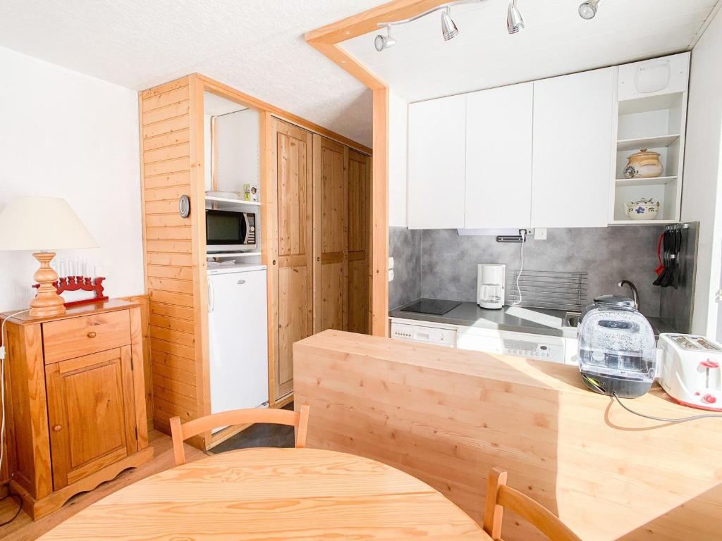 Kuchyňa alebo kuchynka v ubytovaní Appartement rénové 6 pers, sur les pistes, balcon, WiFi - FR-1-502-395