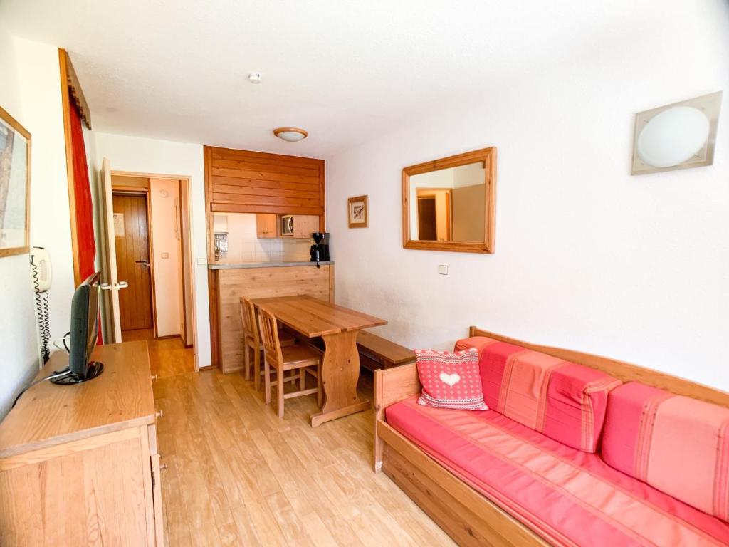 un salon avec un canapé et une table dans l'établissement Appartement lumineux 6 pers, balcon sud, accès direct pistes, au pied des commerces - FR-1-502-404, à Tignes
