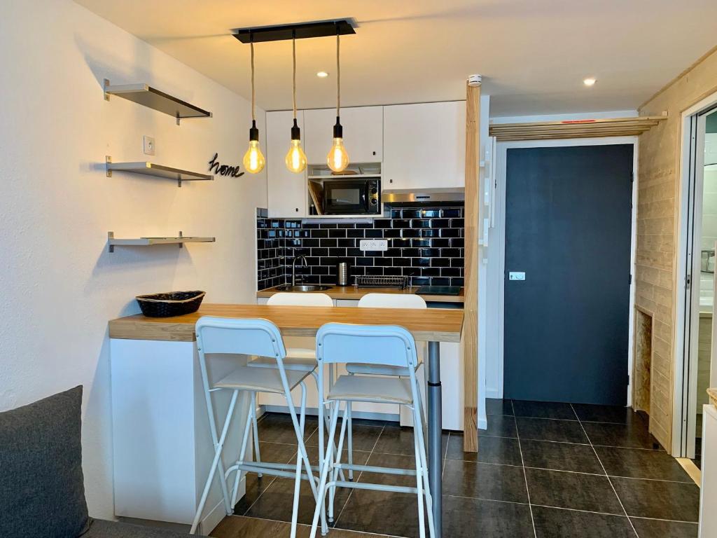 Kuchyňa alebo kuchynka v ubytovaní Studio rénové avec balcon, au pied des pistes, proche commerces et écoles de ski - FR-1-502-435