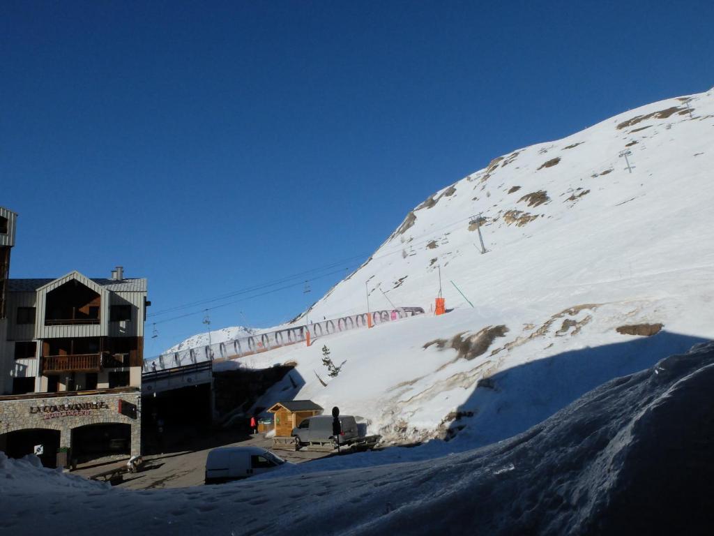 Studio rénové avec balcon, au pied des pistes, proche commerces et écoles de ski - FR-1-502-435 v zime