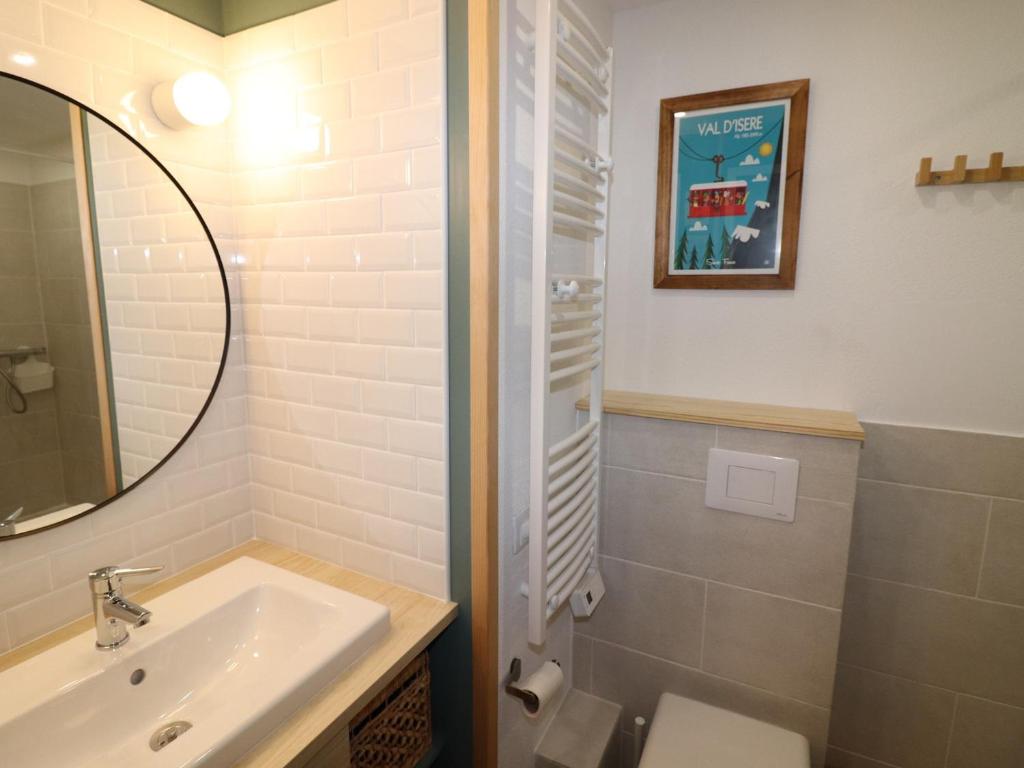 Kúpeľňa v ubytovaní Studio rénové avec balcon, au pied des pistes, proche commerces et écoles de ski - FR-1-502-435