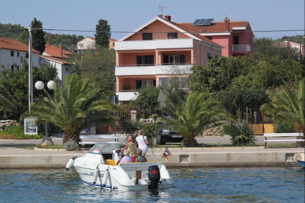 eine Gruppe von Menschen auf einem Boot im Wasser in der Unterkunft Apartments by the sea Kukljica, Ugljan - 8451 in Kukljica