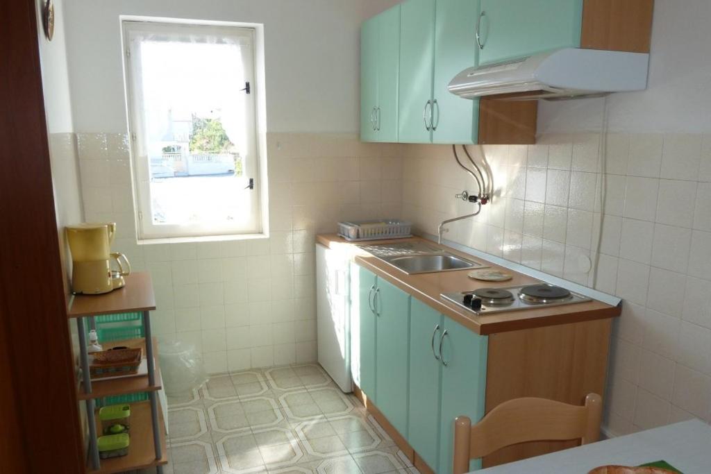 Kuchyňa alebo kuchynka v ubytovaní Apartments by the sea Kukljica, Ugljan - 8451