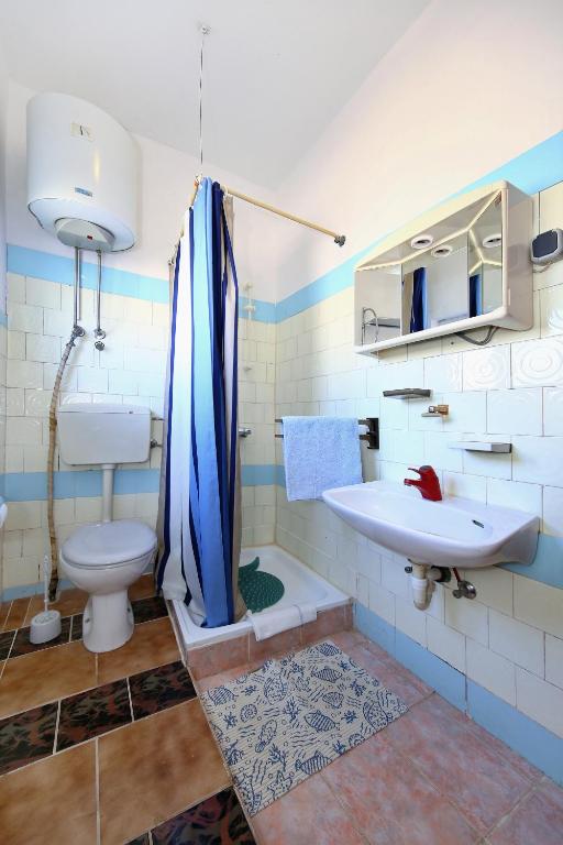 Kúpeľňa v ubytovaní Apartments with a parking space Tkon, Pasman - 8411