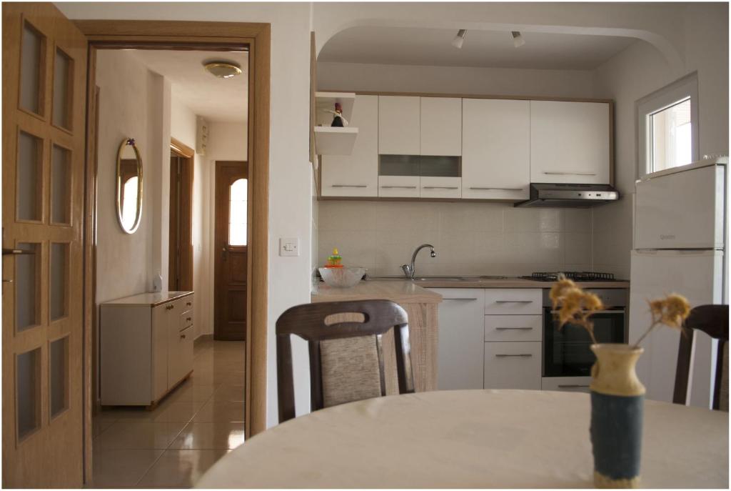 Kuchyň nebo kuchyňský kout v ubytování Apartment Mala Lamjana 8449a