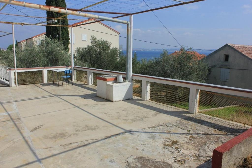 Zdjęcie z galerii obiektu Apartments by the sea Preko, Ugljan - 8472 w mieście Poljana
