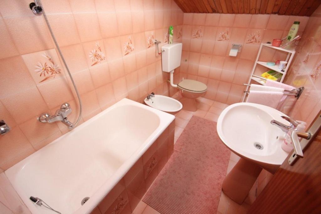 Zdjęcie z galerii obiektu Apartments by the sea Preko, Ugljan - 8472 w mieście Poljana