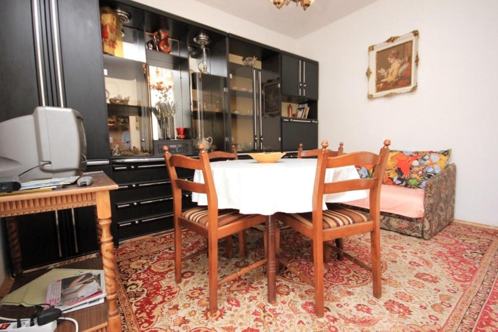Zdjęcie z galerii obiektu Apartments by the sea Preko, Ugljan - 8472 w mieście Poljana