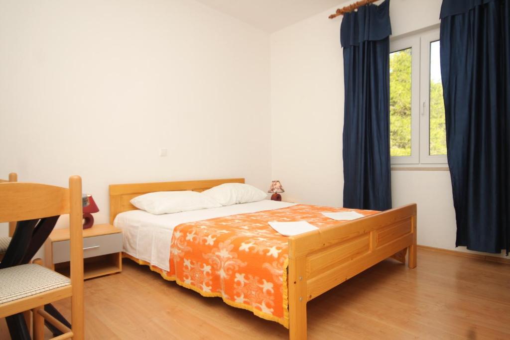 Postel nebo postele na pokoji v ubytování Apartments by the sea Tkon, Pasman - 8454
