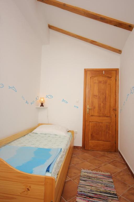 Posteľ alebo postele v izbe v ubytovaní Apartment Kukljica 8209a