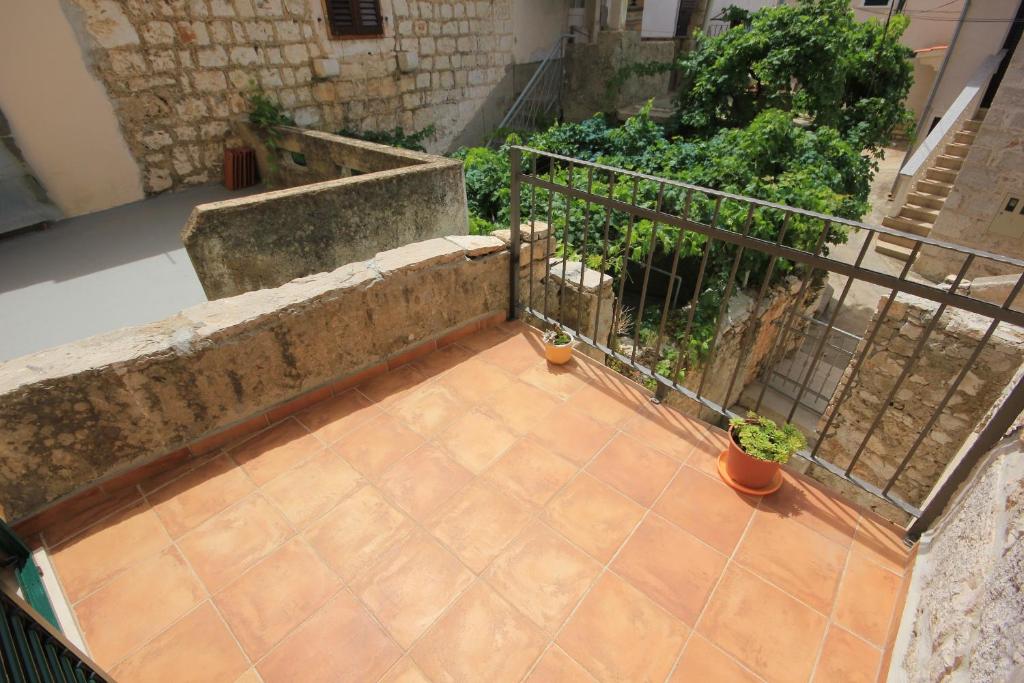 Balkón alebo terasa v ubytovaní Apartment Kukljica 8209a