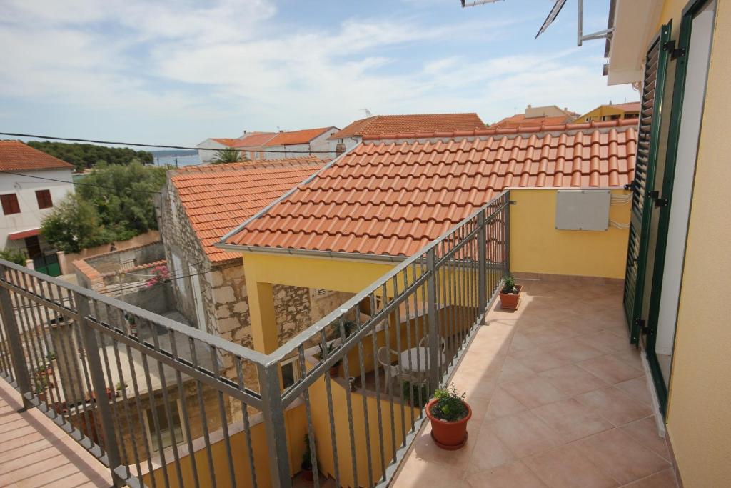 Balkón alebo terasa v ubytovaní Apartment Kukljica 8209a