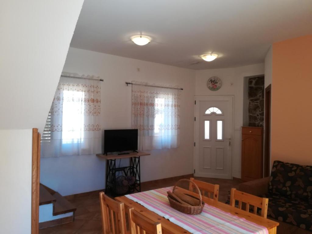 Televízia a/alebo spoločenská miestnosť v ubytovaní Apartments by the sea Kukljica, Ugljan - 8209