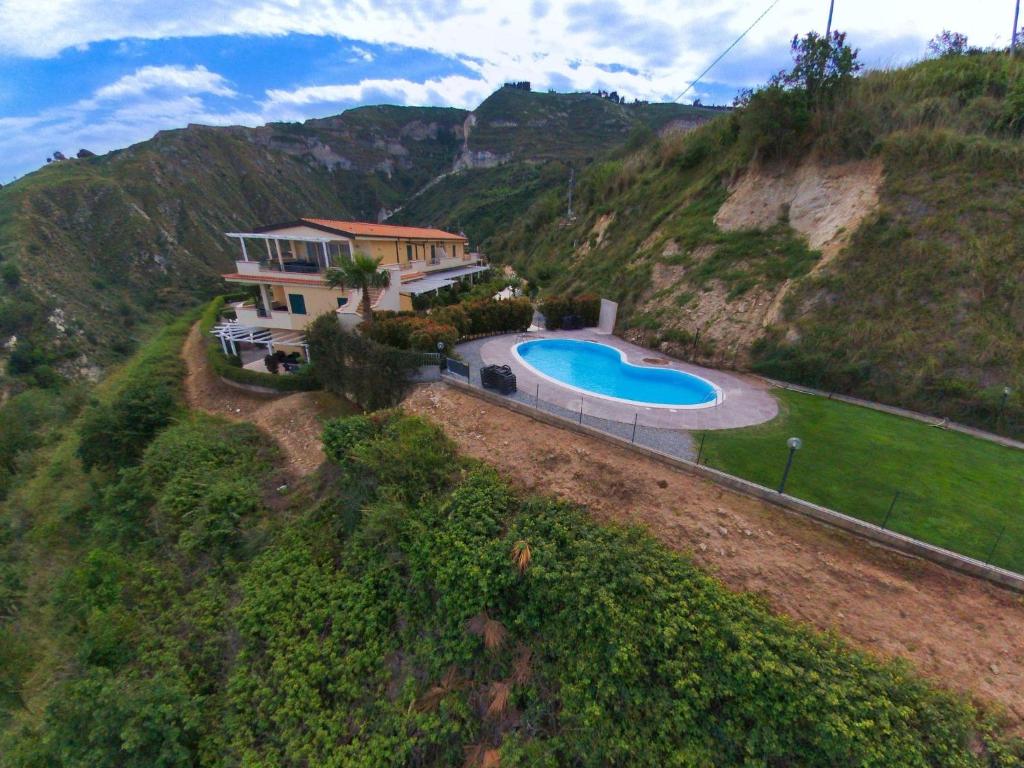 パルゲリーアにあるBelvilla by OYO Lunediの丘の上の家