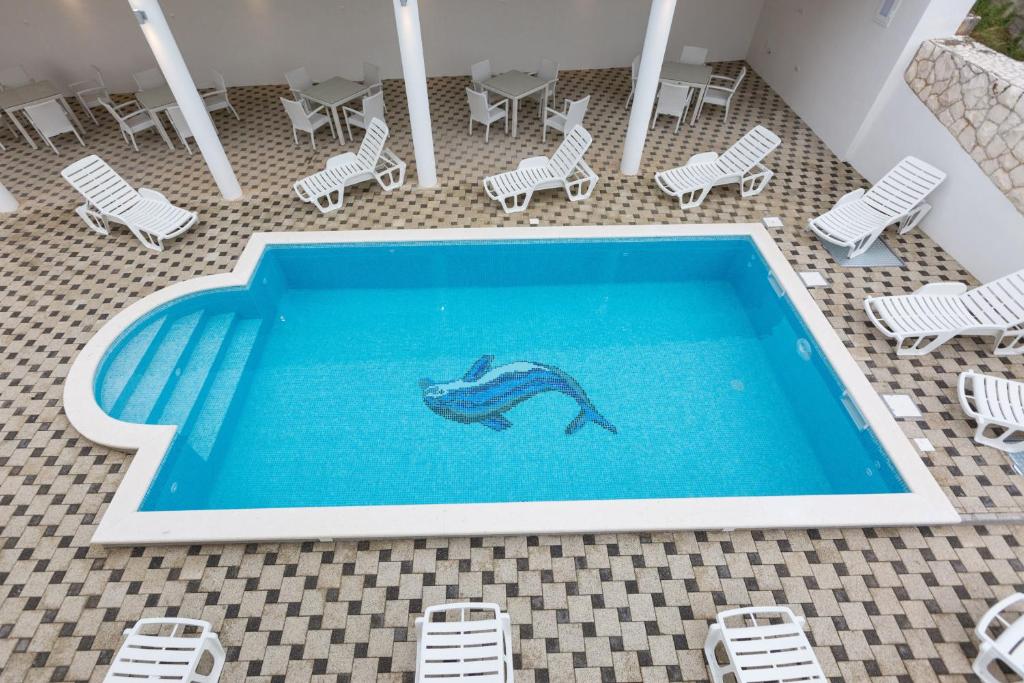 Bazén v ubytovaní Seaside apartments with a swimming pool Okrug Donji, Ciovo - 8664 alebo v jeho blízkosti