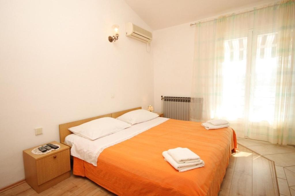 Łóżko lub łóżka w pokoju w obiekcie Apartments and rooms by the sea Kukljica, Ugljan - 8408