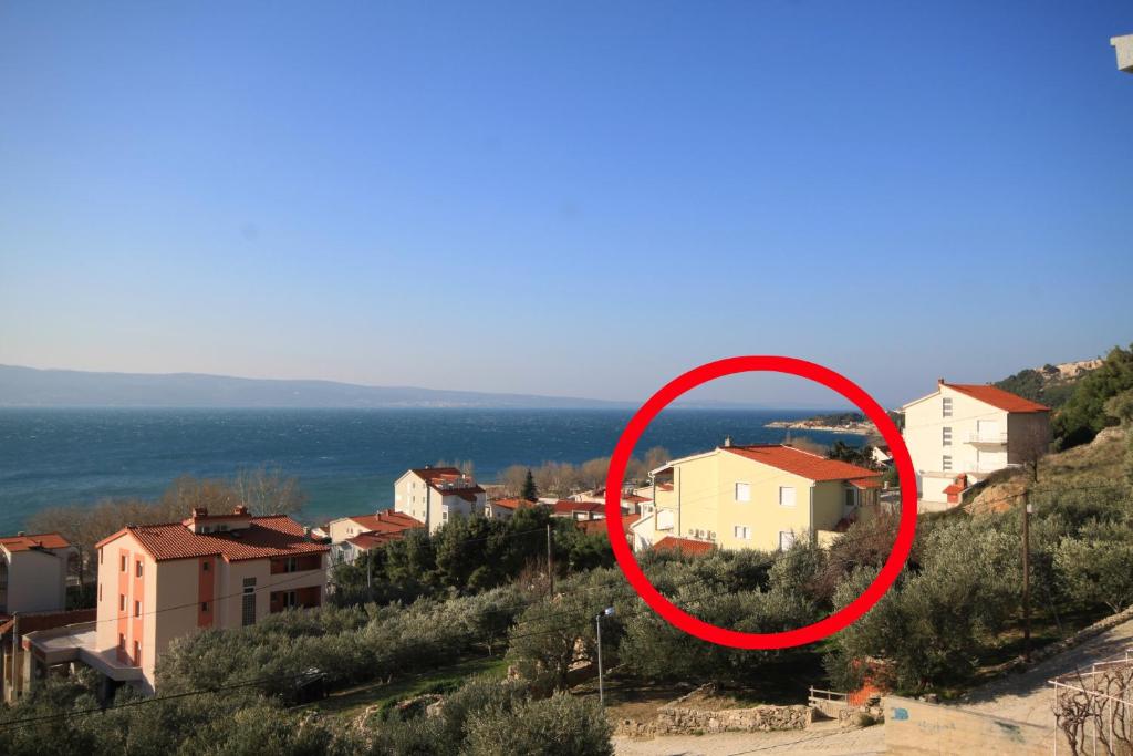um círculo vermelho no meio de uma cidade em Apartments by the sea Duce, Omis - 8680 em Duće