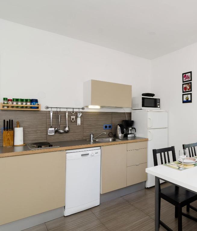 Kuchyňa alebo kuchynka v ubytovaní Apartments by the sea Dubrovnik - 8544