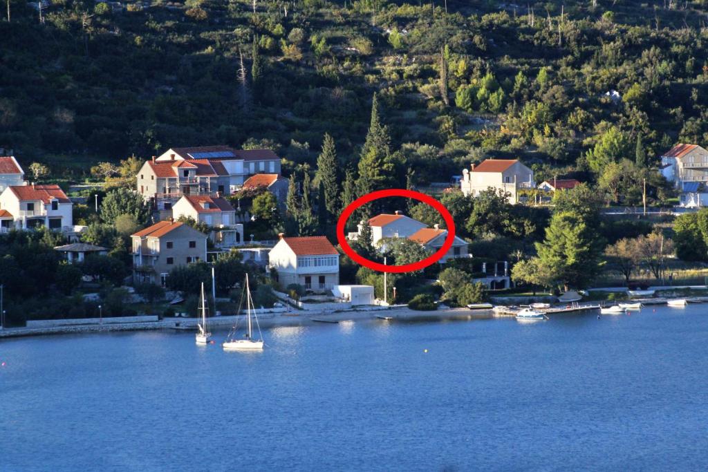 un círculo rojo en medio de un lago con barcos en Apartments by the sea Slano, Dubrovnik - 8599, en Slano