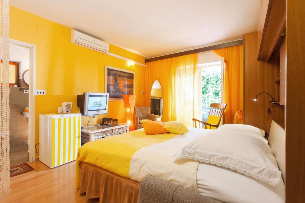 Fotografia z galérie ubytovania Apartments with a parking space Makarska - 6814 v destinácii Makarska