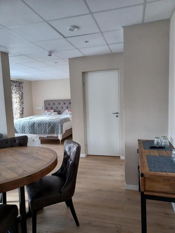 Postel nebo postele na pokoji v ubytování Solstickan Hotell & Vandrarhem