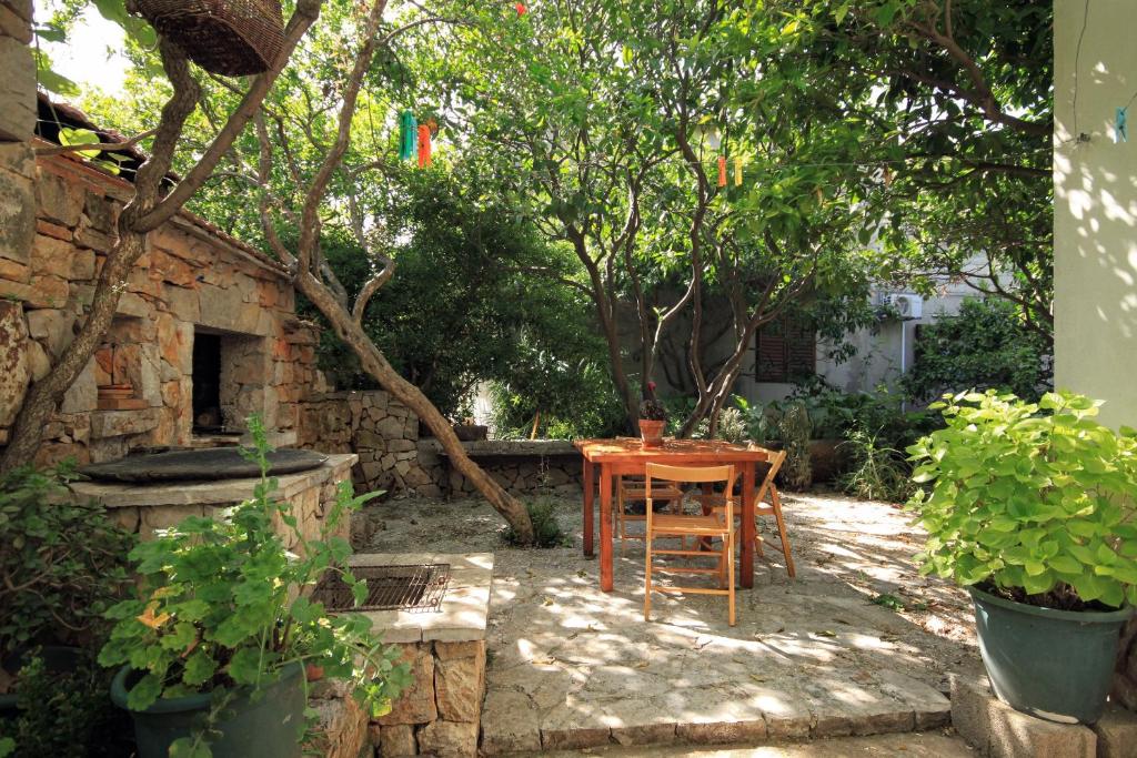 Ogród w obiekcie Apartments with a parking space Jelsa, Hvar - 8750