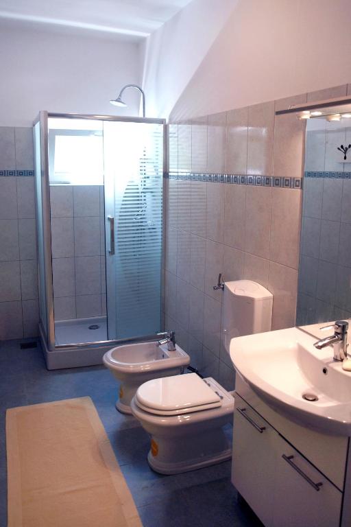 łazienka z toaletą, umywalką i prysznicem w obiekcie Apartments with a parking space Jelsa, Hvar - 8750 w mieście Jelsa