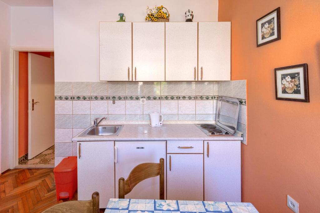 Kuchyňa alebo kuchynka v ubytovaní Studio Stari Grad 8726b