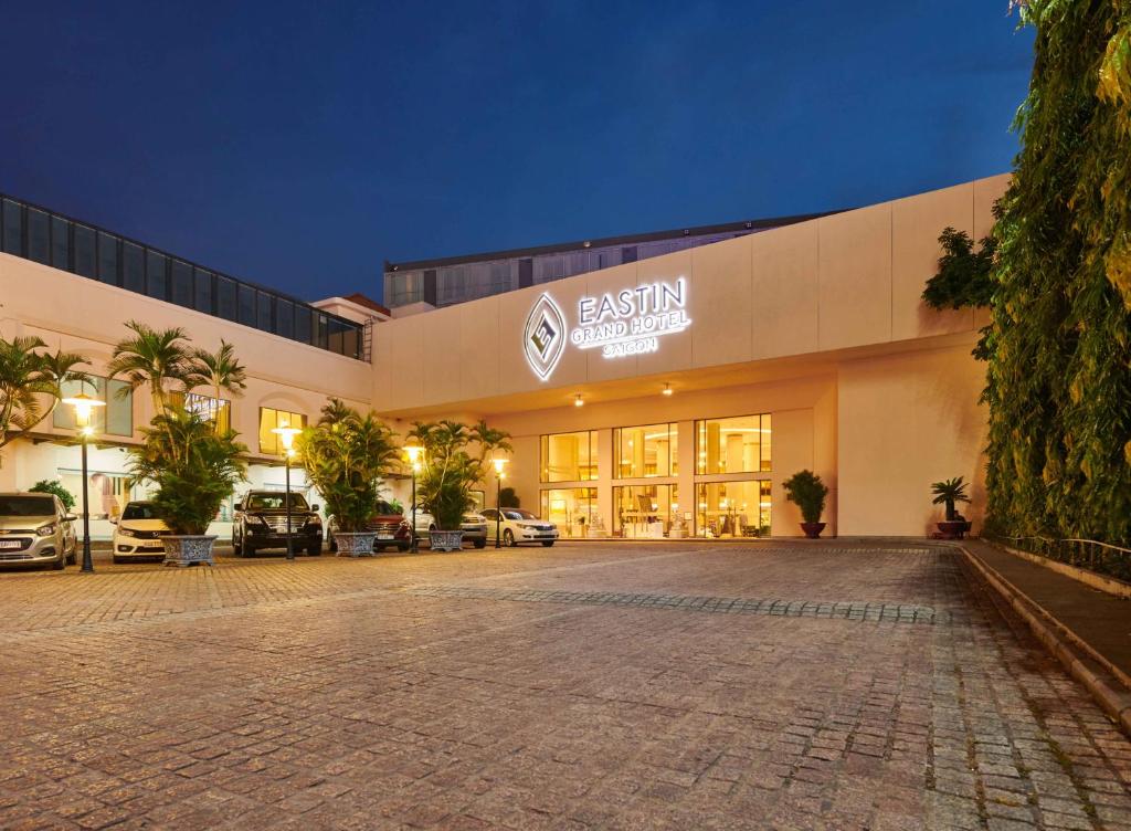 un estacionamiento frente a un edificio por la noche en Eastin Grand Hotel Saigon, en Ho Chi Minh