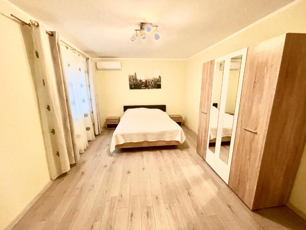 1 dormitorio con 1 cama en el centro de una habitación en Apartment modern in Sulina, en Sulina