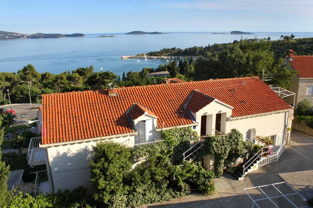 une vue aérienne sur une maison au toit orange dans l'établissement Apartments with a parking space Mlini, Dubrovnik - 8834, à Mlini