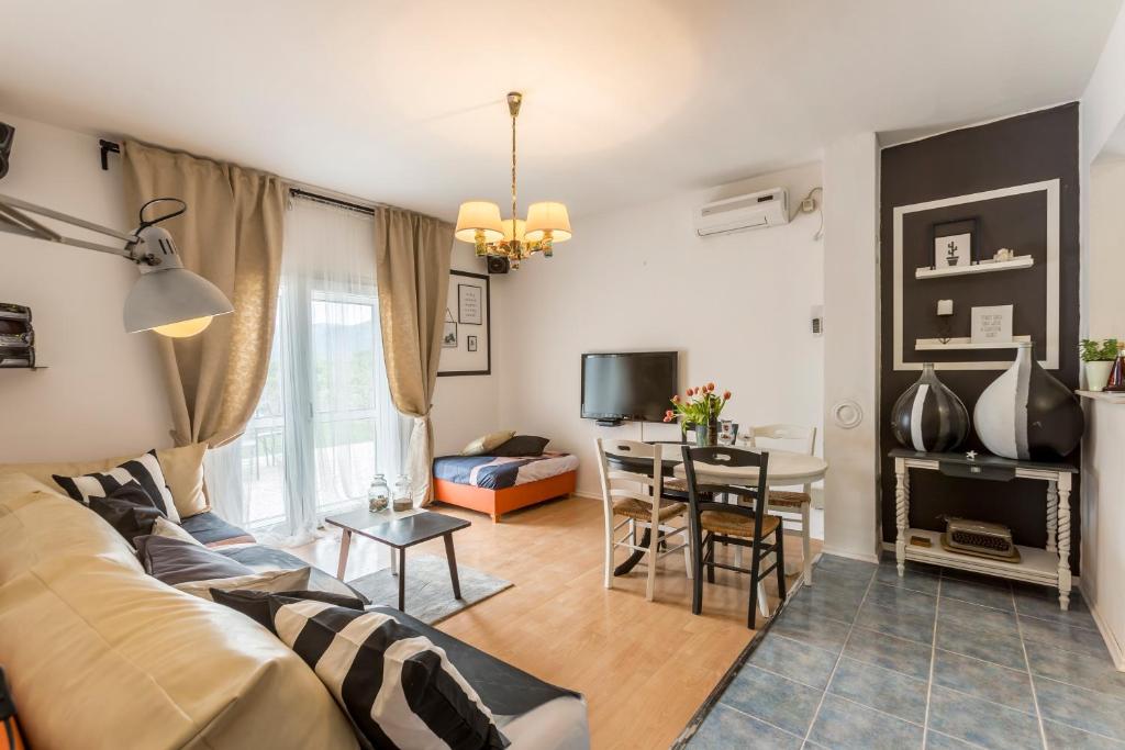 Holiday house with a swimming pool Opuzen, Neretva Delta - Usce Neretve - 8818 - Casa De Vacaciones De Cuatro Dormitorios