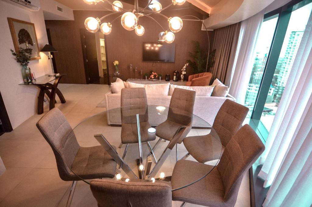 Posezení v ubytování AEON SUITES Staycation