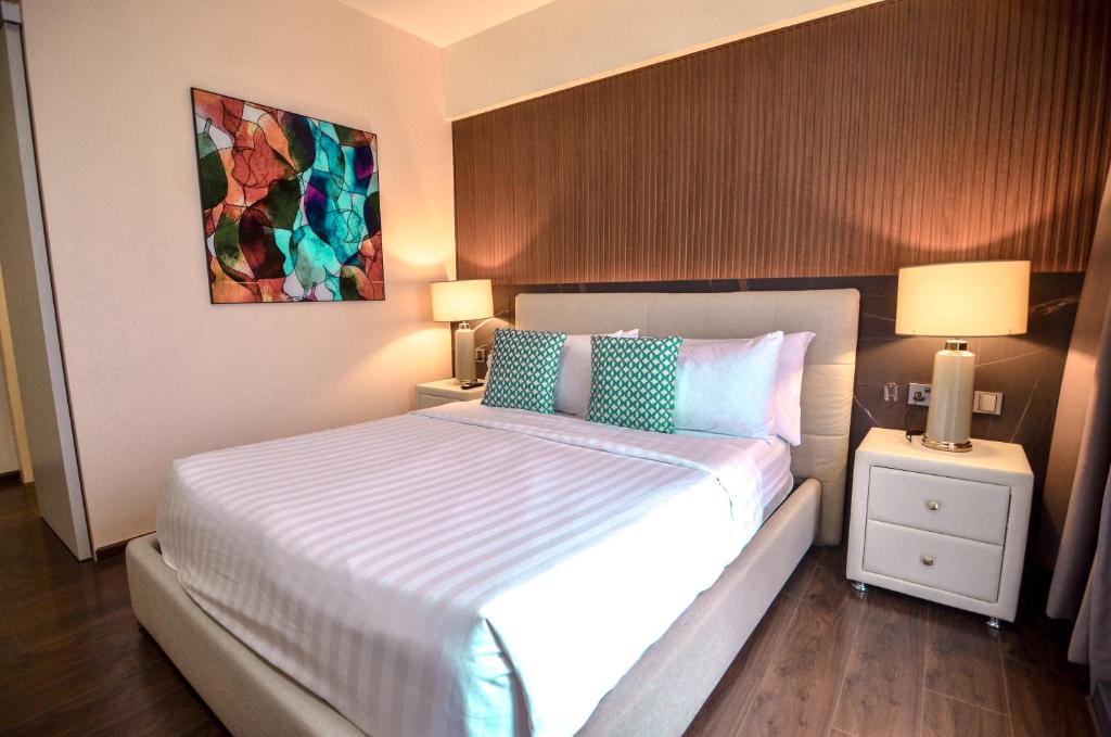 Postel nebo postele na pokoji v ubytování AEON SUITES Staycation