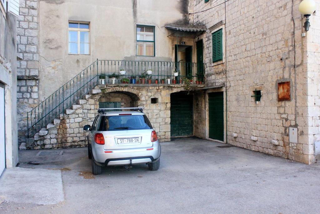 Fotografie z fotogalerie ubytování Apartments by the sea Kastel Stafilic, Kastela - 8678 v destinaci Kaštela