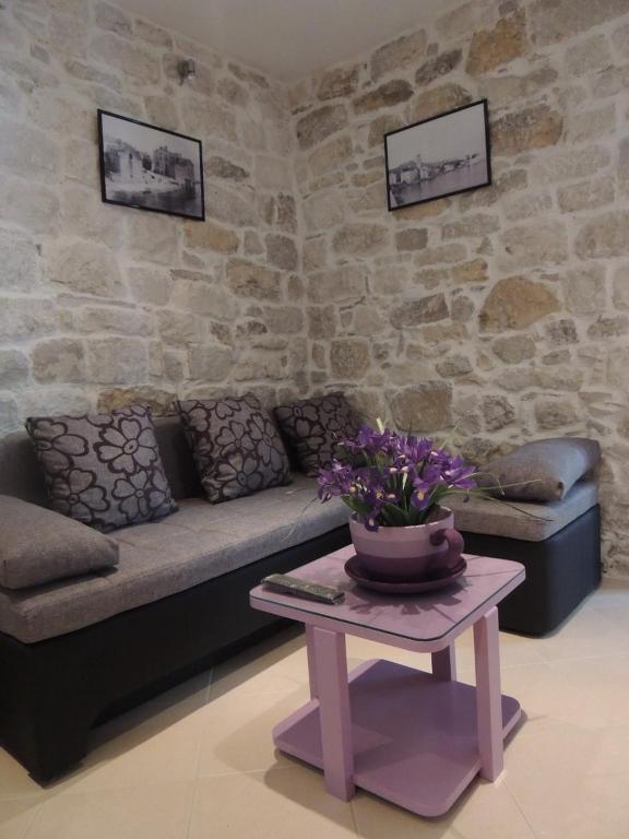 Fotografie z fotogalerie ubytování Apartments by the sea Kastel Stafilic, Kastela - 8678 v destinaci Kaštela