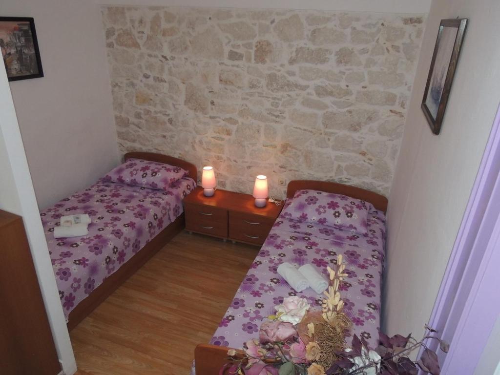 Fotografie z fotogalerie ubytování Apartments by the sea Kastel Stafilic, Kastela - 8678 v destinaci Kaštela