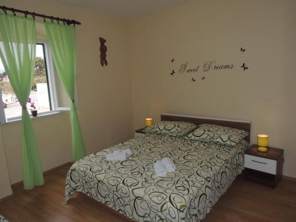 Fotografie z fotogalerie ubytování Apartments by the sea Kastel Stafilic, Kastela - 8678 v destinaci Kaštela