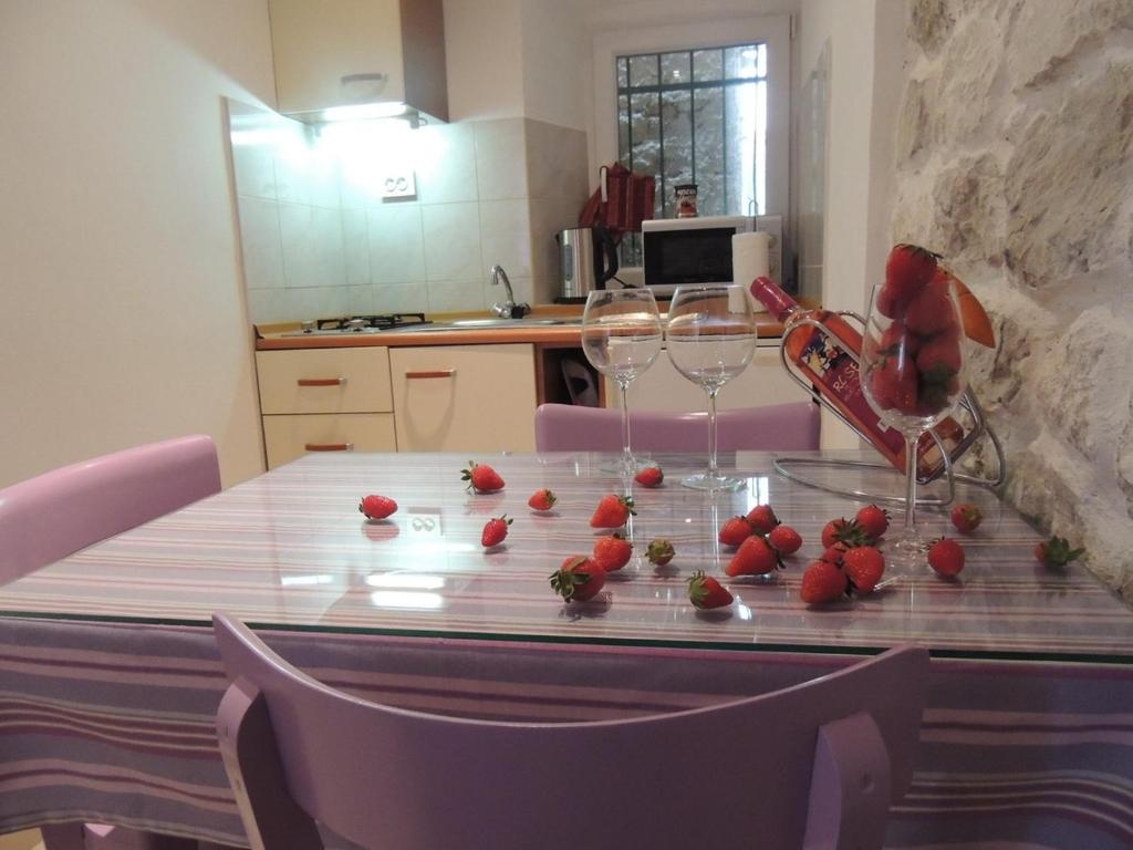 Fotografie z fotogalerie ubytování Apartments by the sea Kastel Stafilic, Kastela - 8678 v destinaci Kaštela